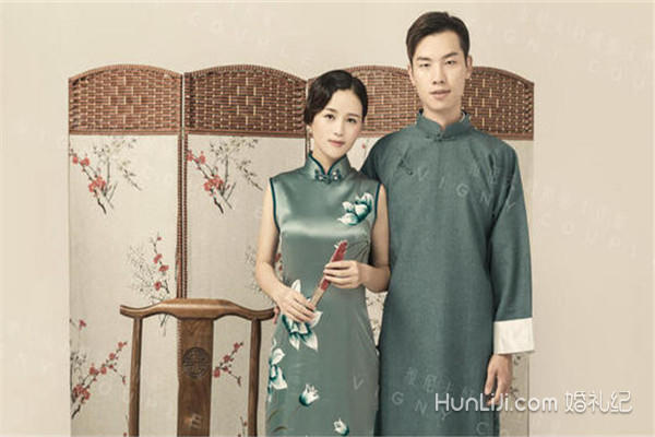 女性订婚穿什么衣服好?