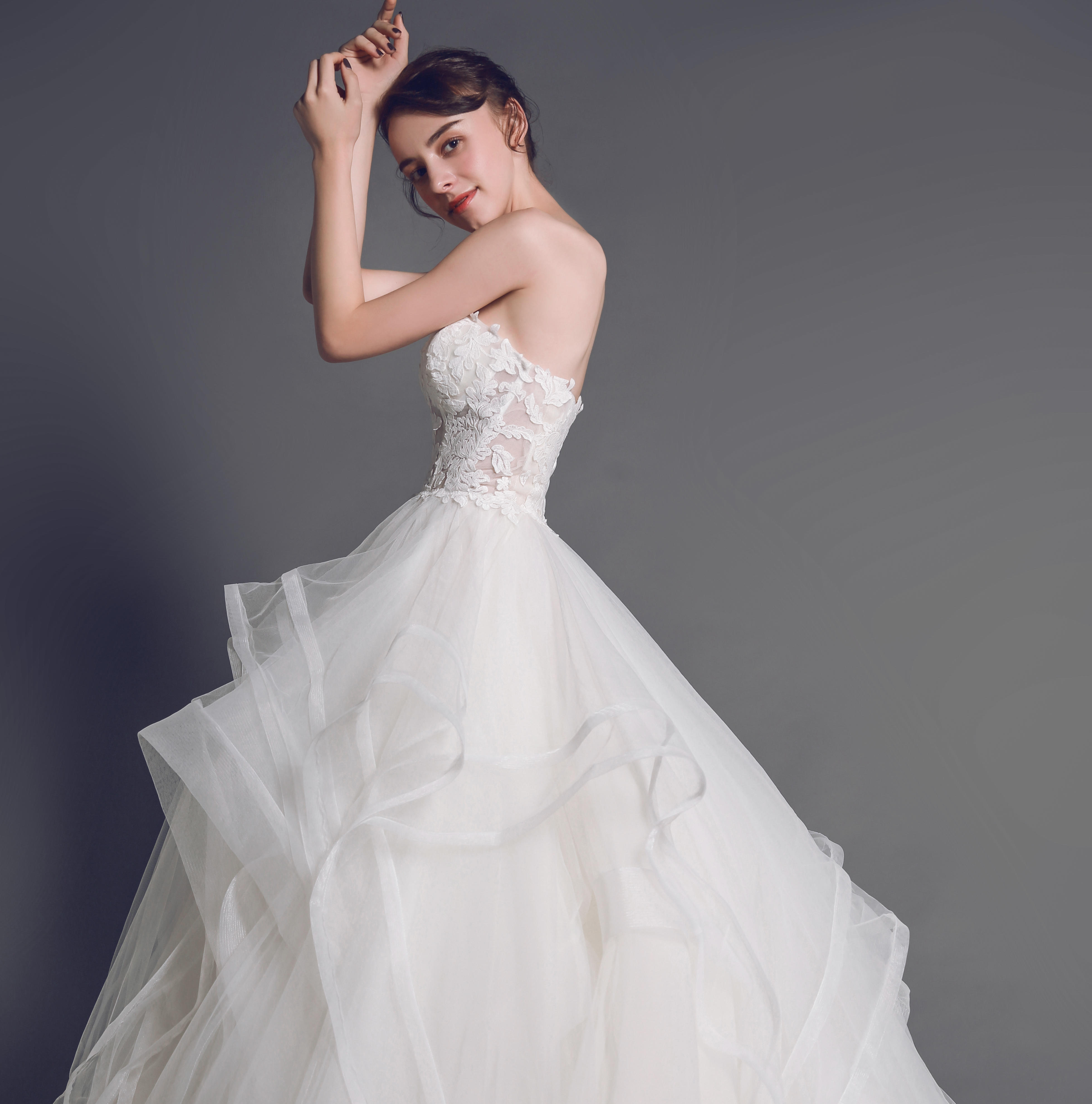 不规则波浪型裙摆仪式主纱