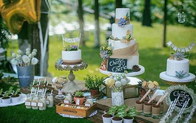 白绿色系婚礼甜品桌，恬静素雅，简单的装饰