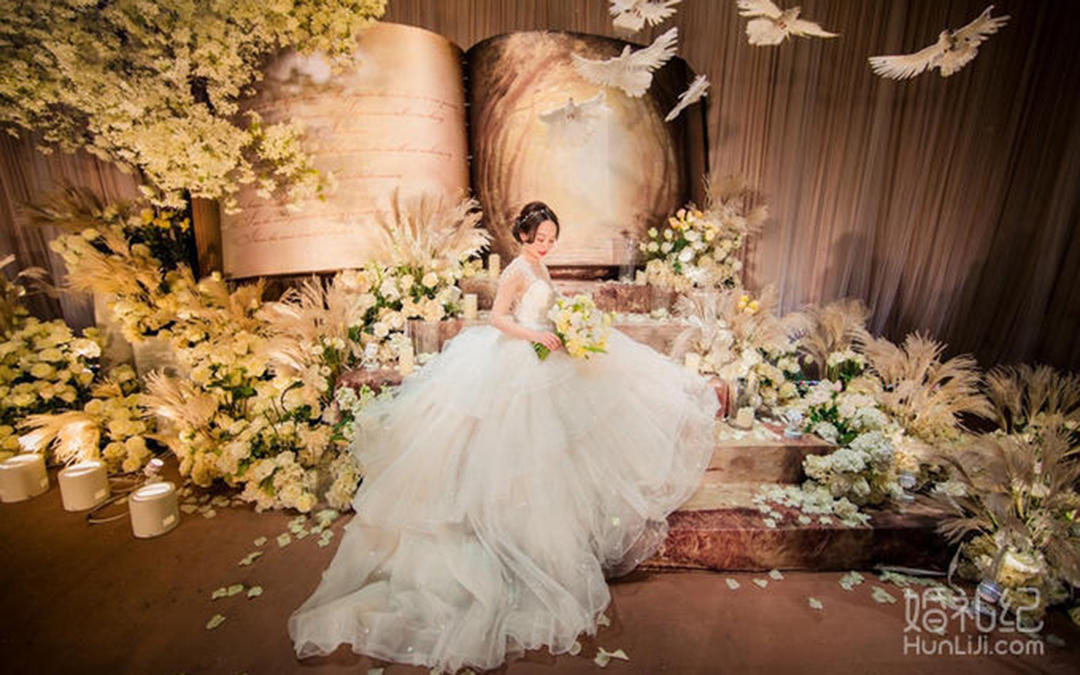 温馨浪漫婚礼+四大金刚+婚纱礼服+婚车装饰一站式