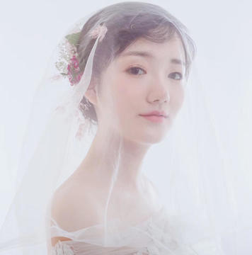 小雪新娘高级档化妆师全程跟妆+赠穿新款齐地纱一件