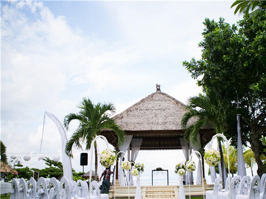 巴厘岛努萨杜瓦海滩酒店花园婚礼套系