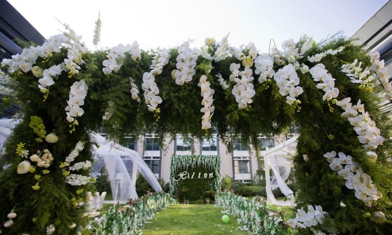 绿意浓情 白绿色清新草坪婚礼