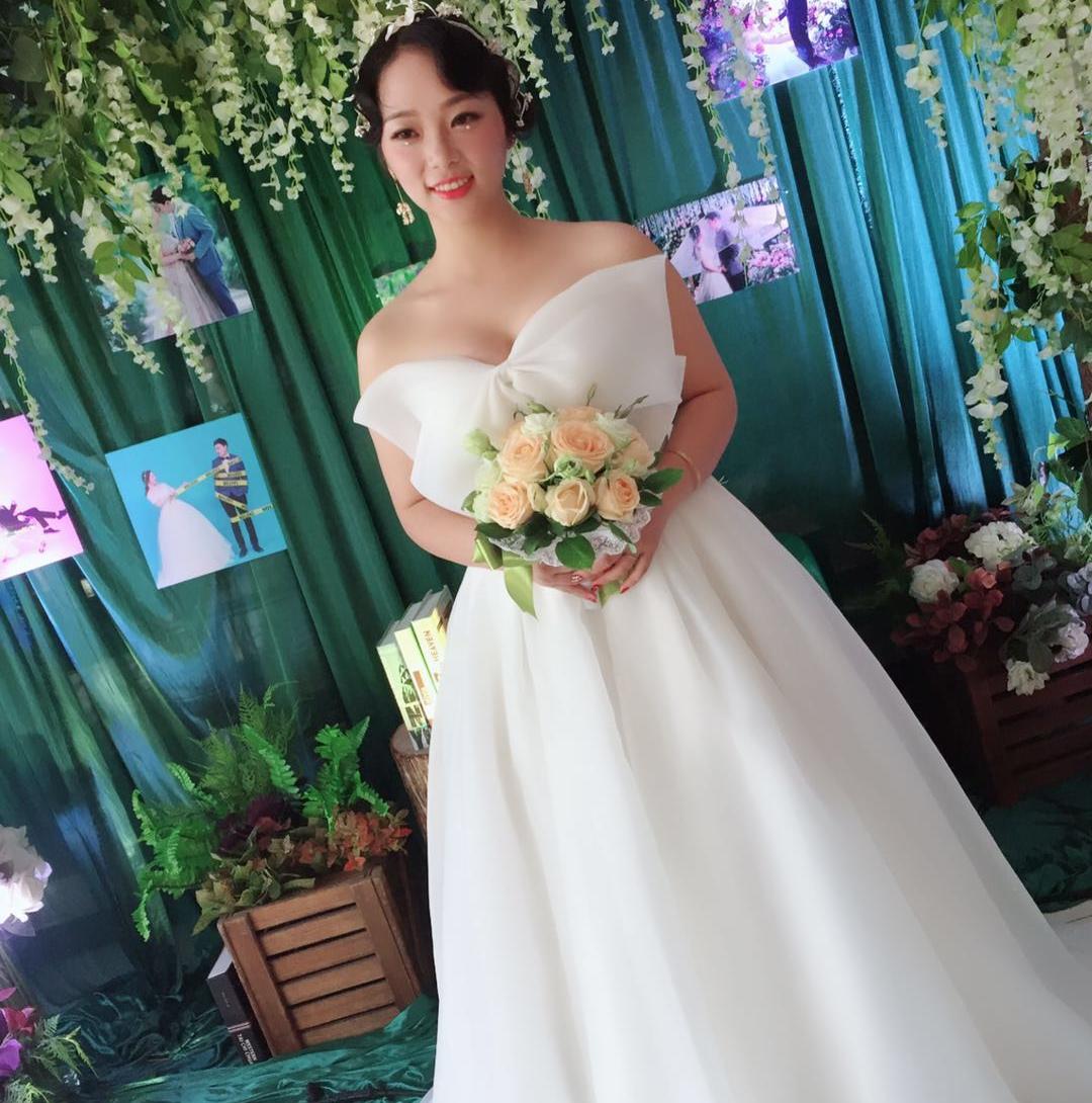 婚纱礼服套餐A(大拖尾+齐地白纱或者秀禾+敬酒服