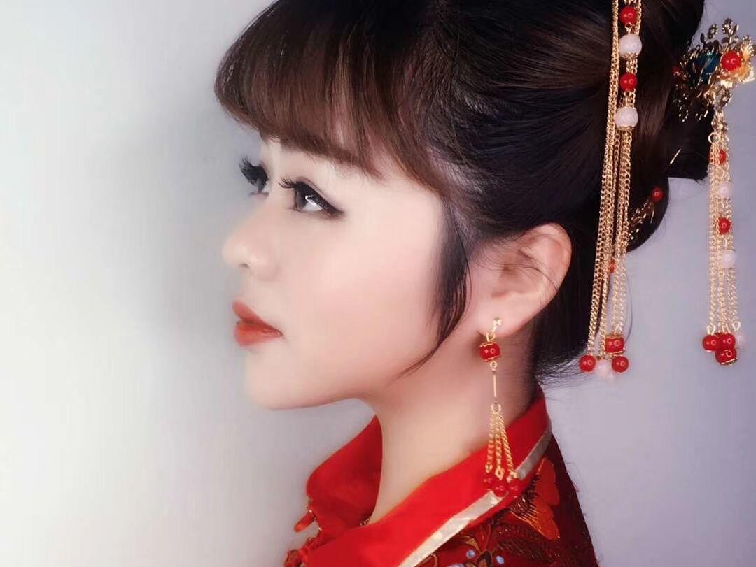 专业化妆师全程跟妆+伴娘妆