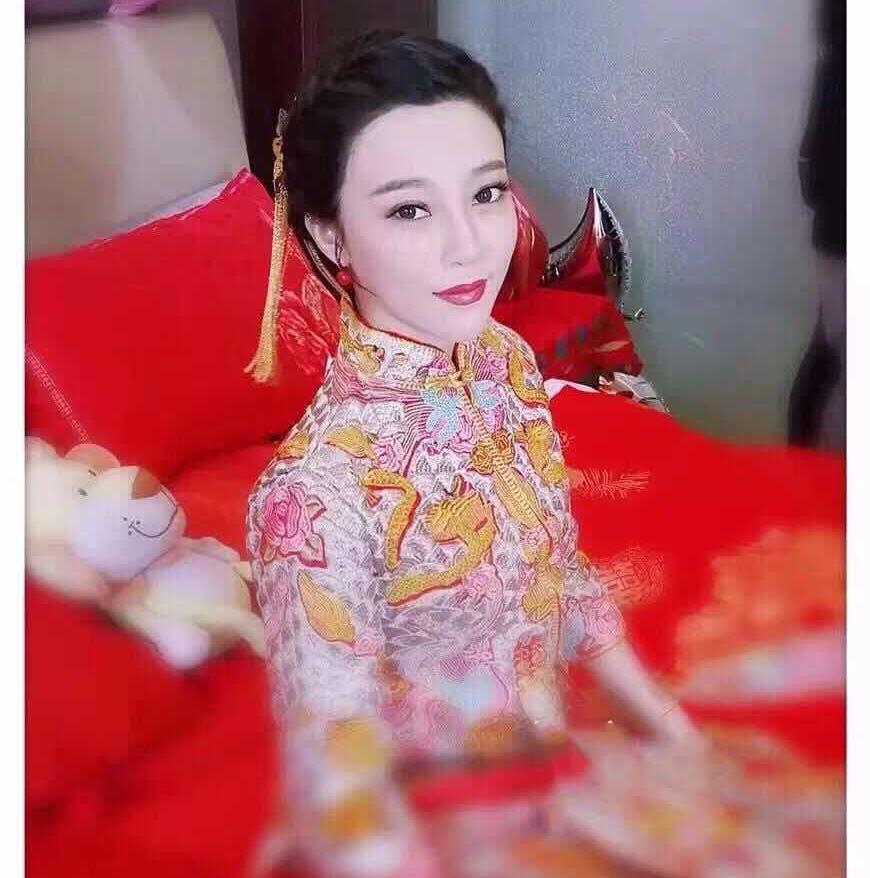 金丝银缕，凤凰于飞。多多祥云，花开富贵。