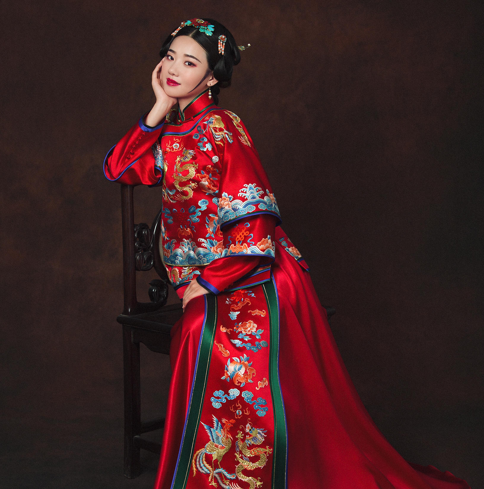 央视完美婚礼秀禾服 纯手工刺绣大凤凰新娘中式礼服