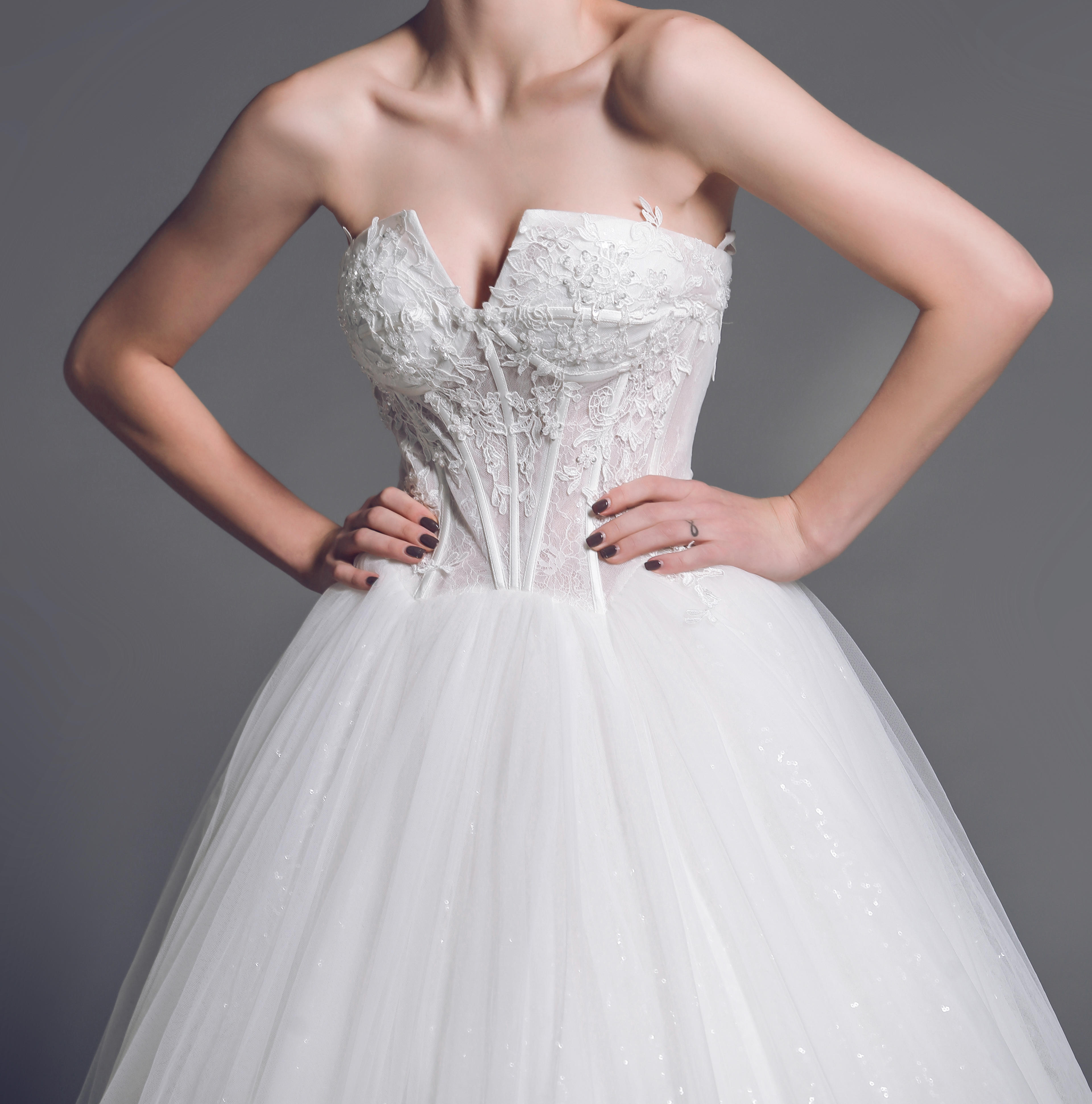 低调淡雅修身鱼骨设计抹胸出门纱