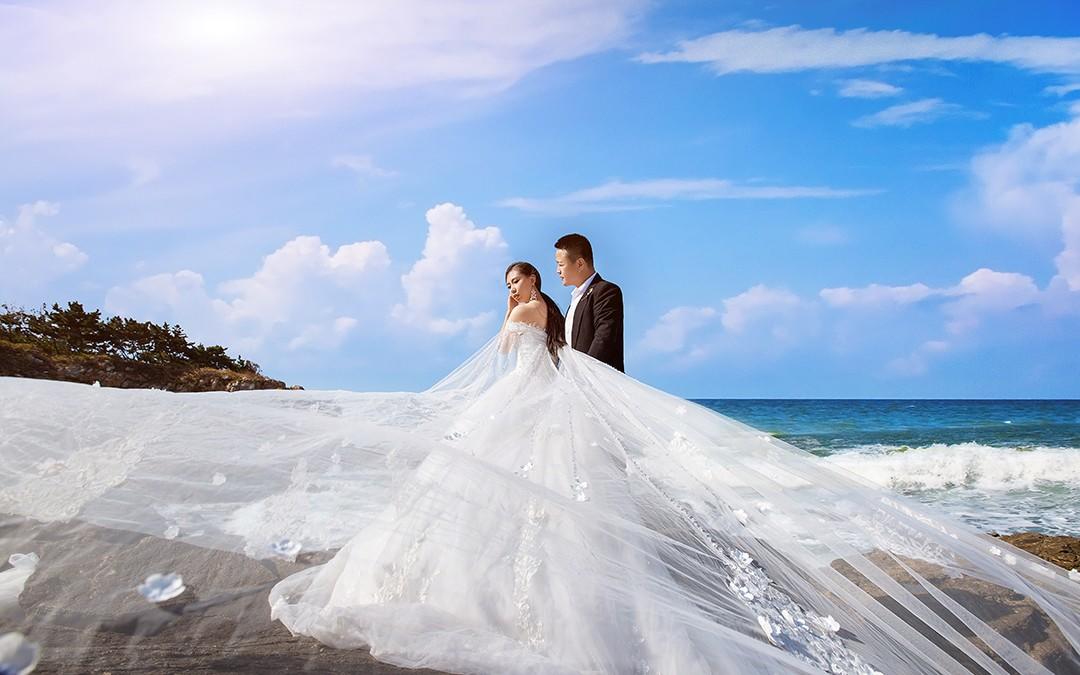 一站式【婚纱照+新娘跟妆+婚礼当天婚纱礼服】
