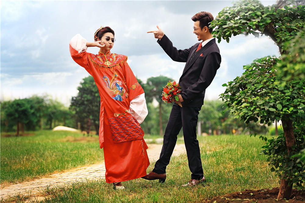4999元婚纱照12服12造80精修送拖尾婚纱