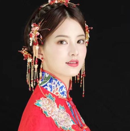 小雪新娘首席檔化妝師全程跟妝+贈穿新款齊地紗一件