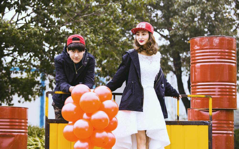 《黛茜婚纱摄影》包酒店+包送婚纱+包产品邮寄