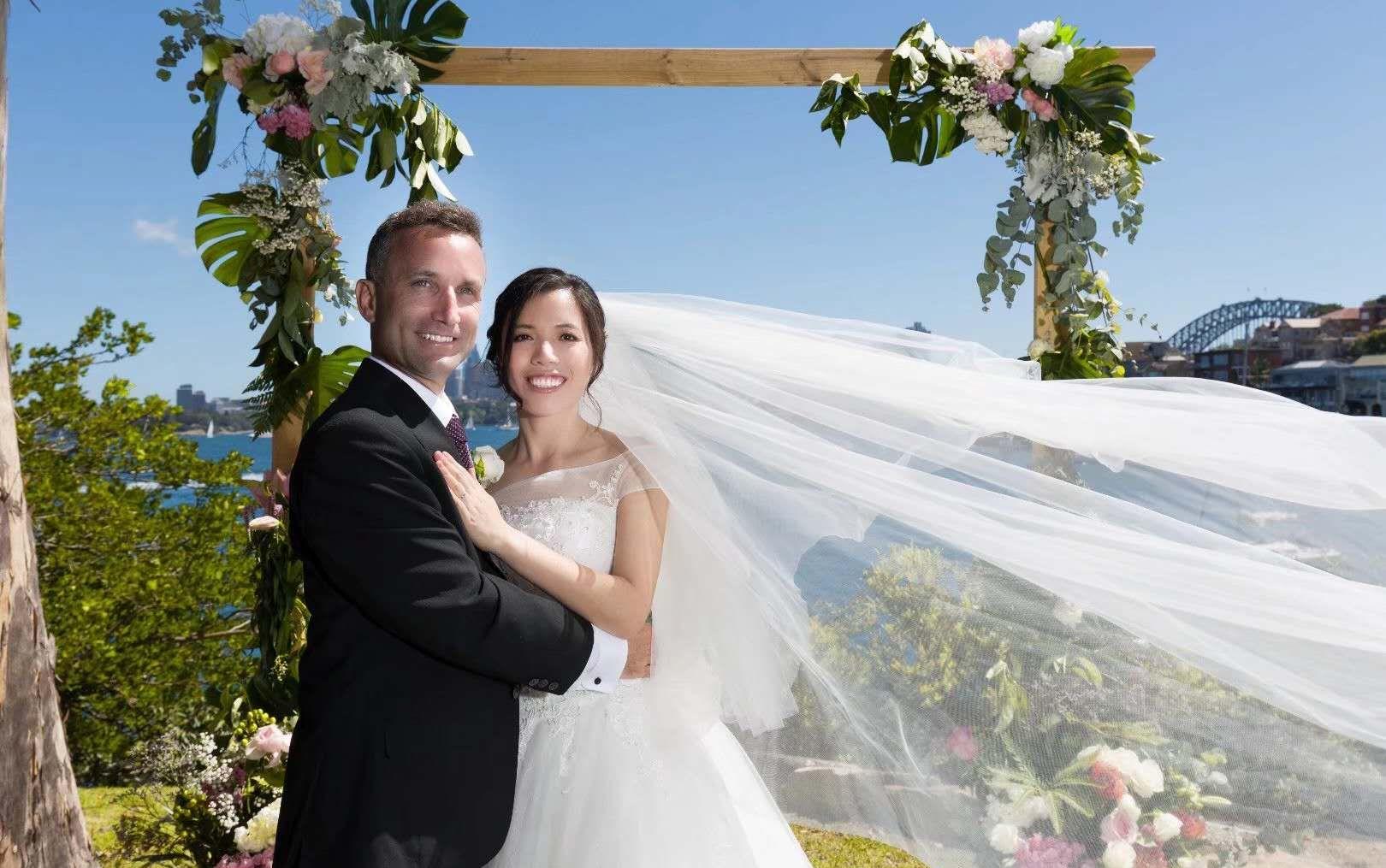 远嫁国外的美女给返的婚礼当天婚纱照片