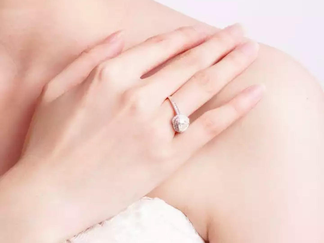 鸣钻国际一克拉豪华心型 白18K金钻石婚戒/女戒