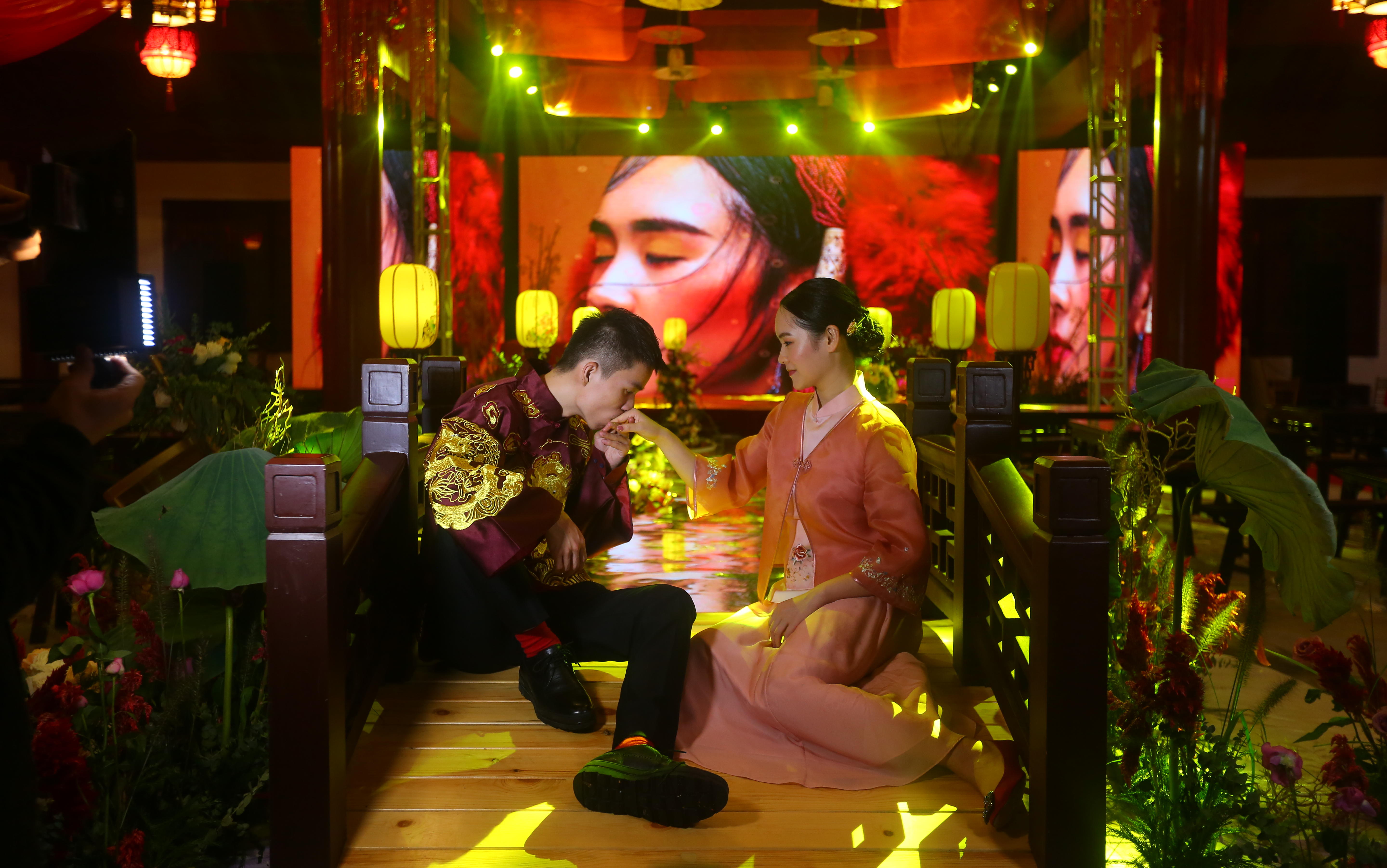 桃之夭夭，灼灼其华。之子于归，宜其室家