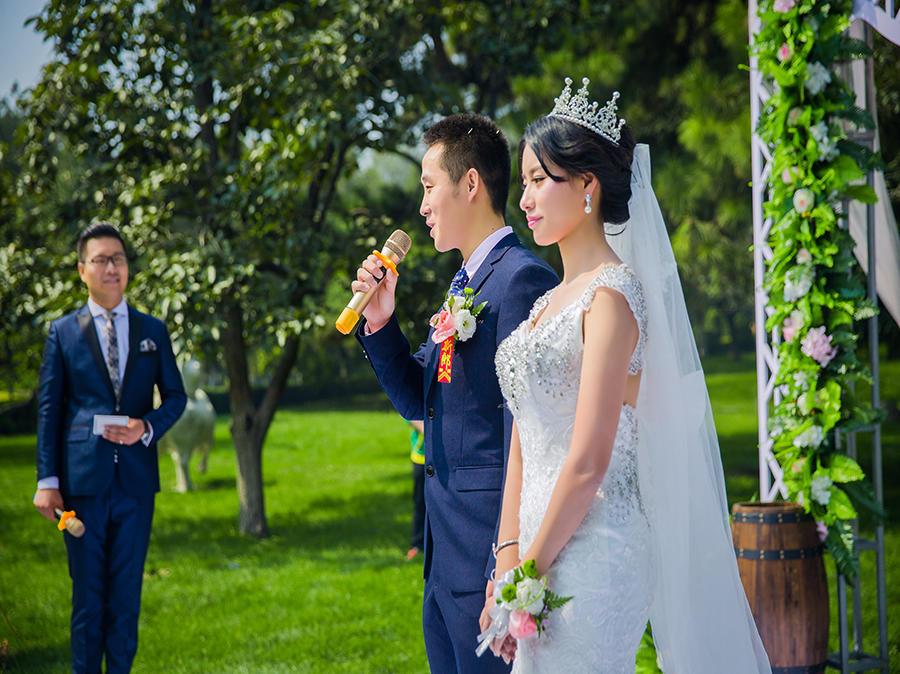 艾诺山西晋祠宾馆户外草坪婚礼