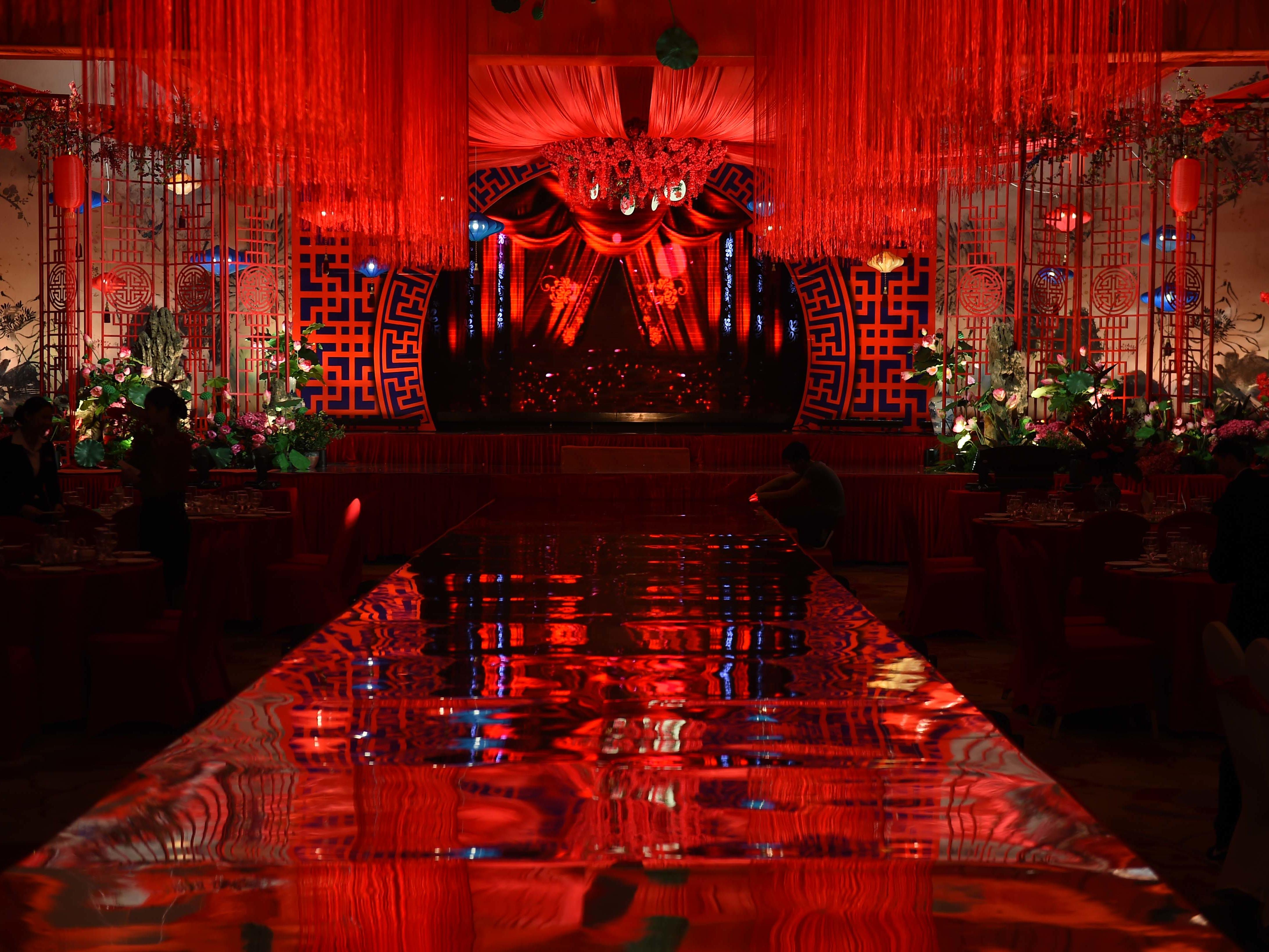 【曼薇蜜婚礼】大热中式红黑色系镜面T台