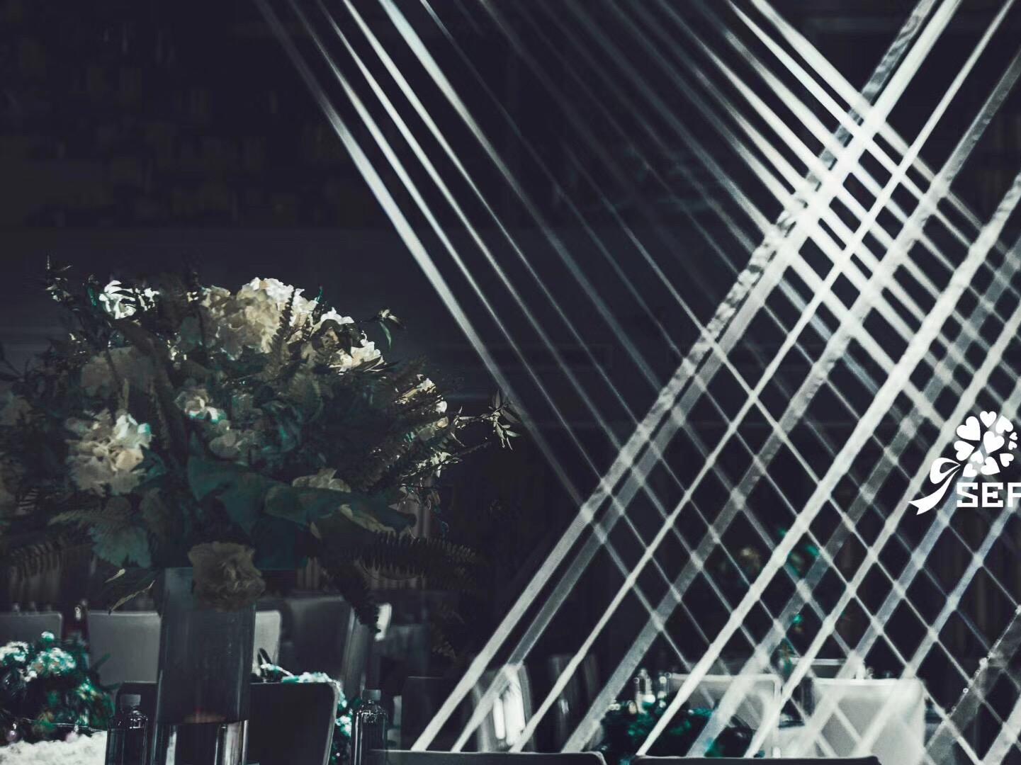 灰和绿的完美契合，流淌着一抹极度低调的优雅