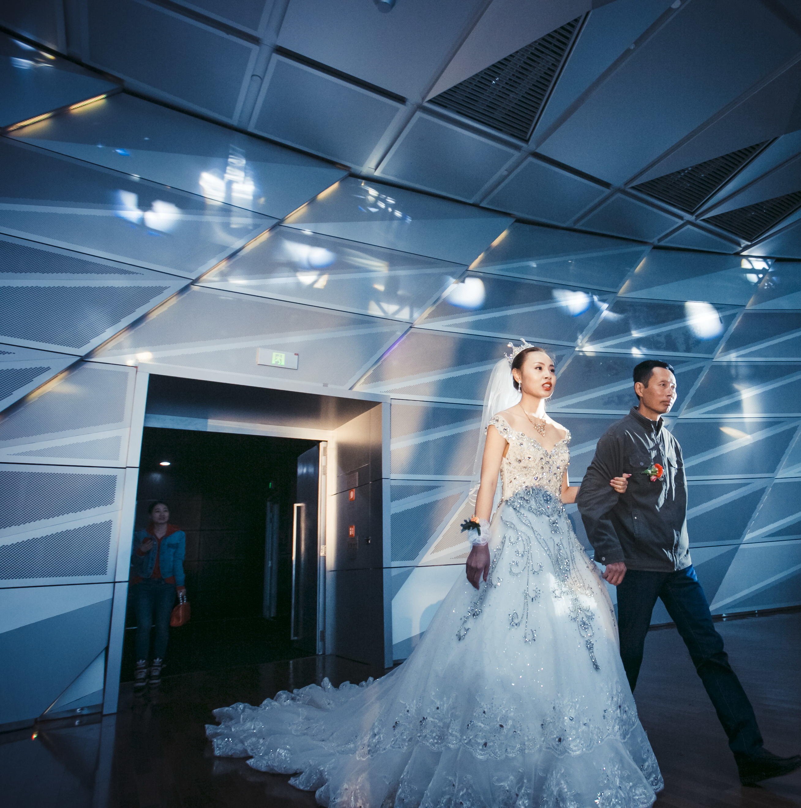 人气套餐出门纱或秀禾+仪式婚纱+礼服+伴娘服