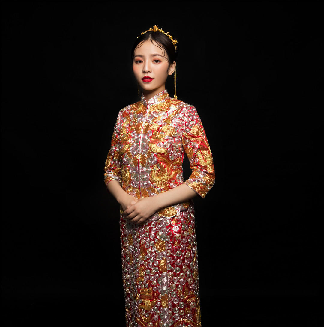 褂后新娘尽显奢华高贵气质