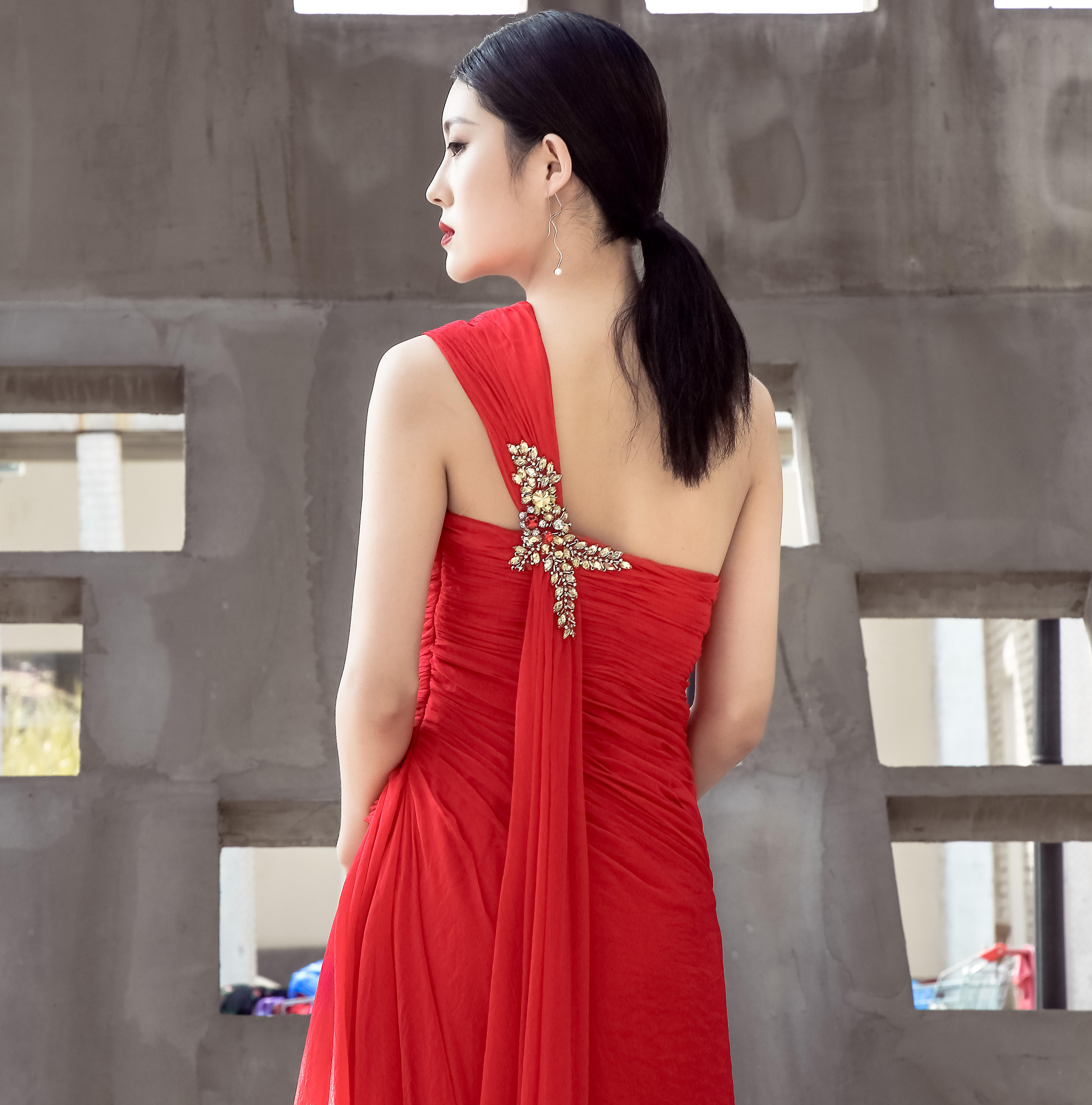 正红色高贵礼服设计师品牌