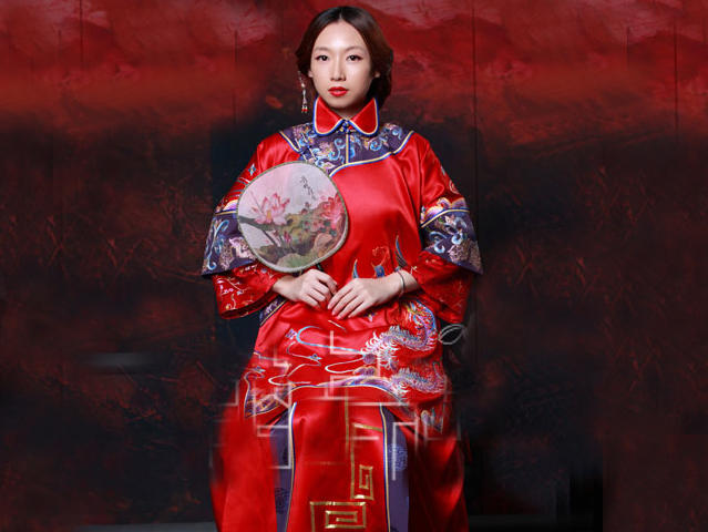 结婚礼服 龙凤褂结婚中式礼服纯手工刺绣禾禾服租赁