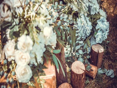 户外婚礼草坪布置含四大金刚-原木风