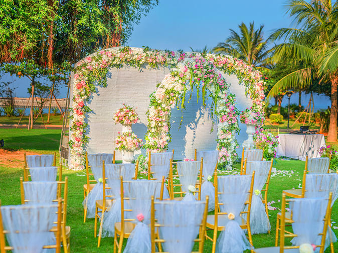 三亚简约浪漫的草坪婚礼活动套餐