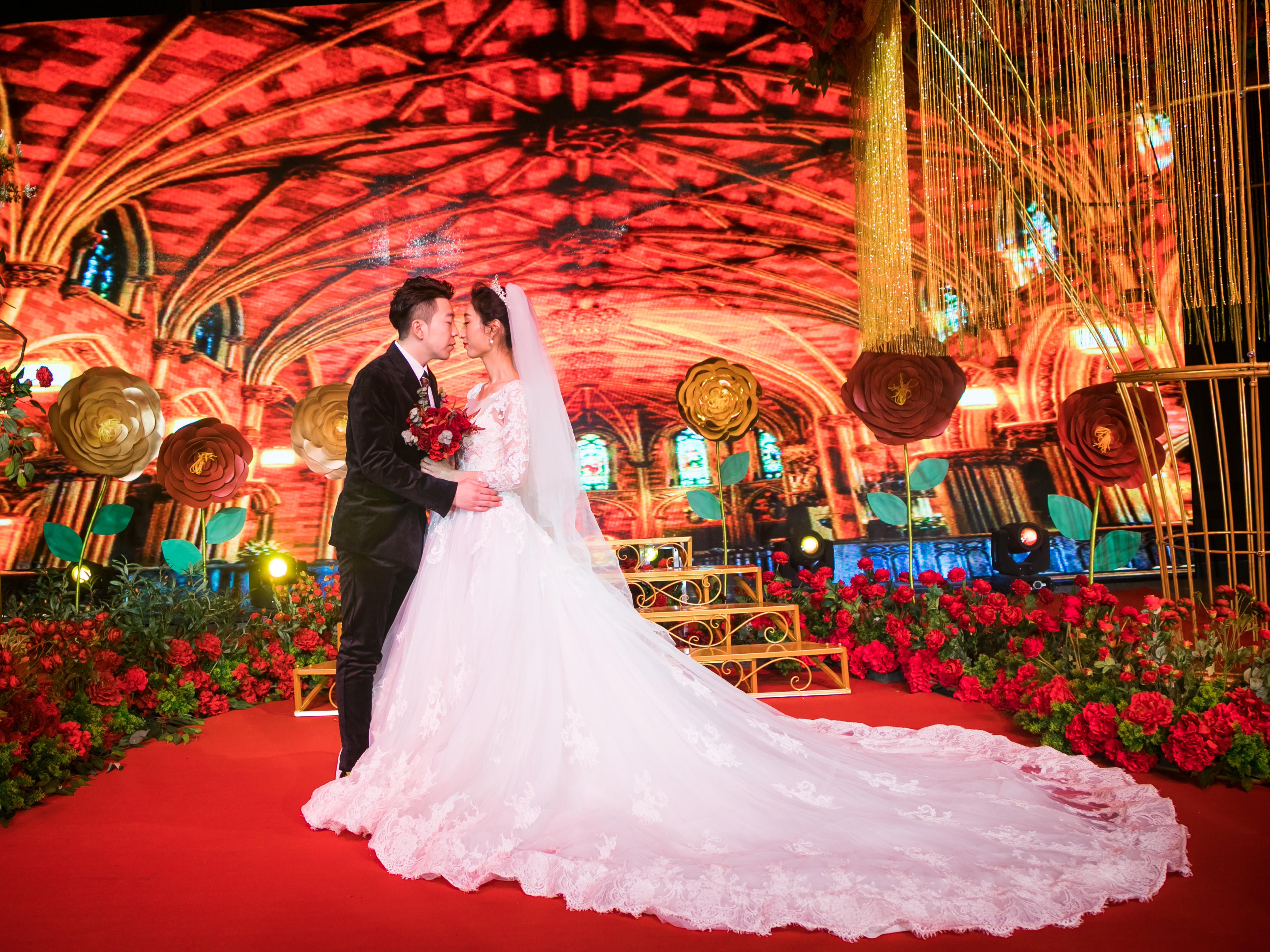 【红金欧式】铂爵宫凡尔赛殿堂背景大屏婚礼