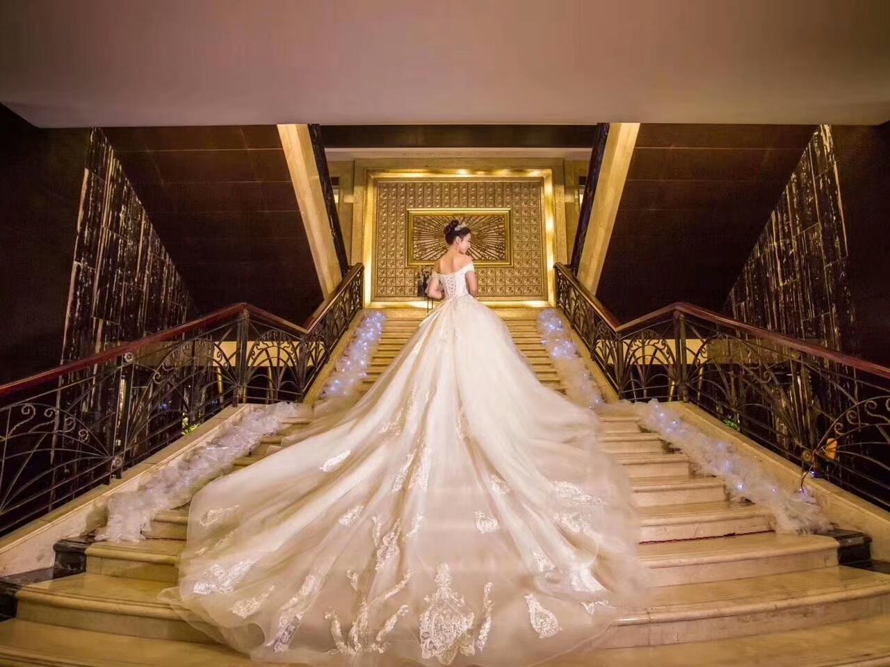 精品婚纱套系加送伴娘服化妆总监老师一位