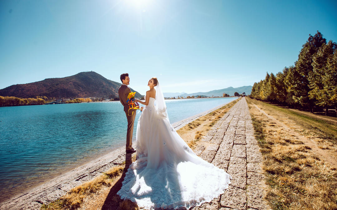 爆款拍遍丽江男女12套服装+雪山网红教堂+夜景