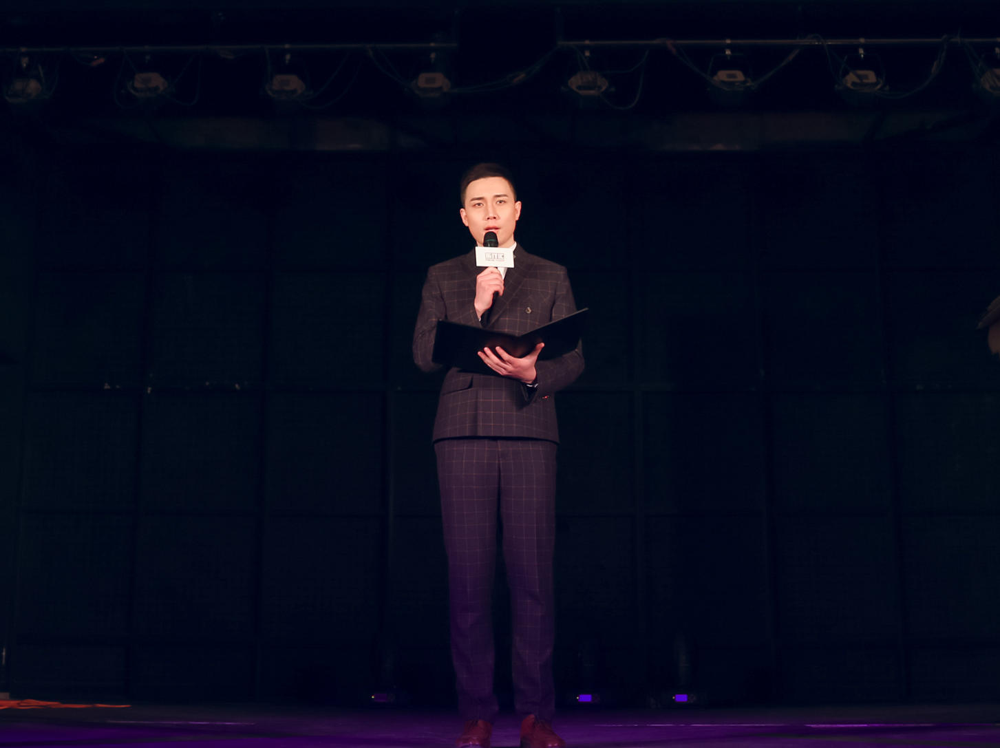 沟通策划+彩排+主持+现场督导+DJ