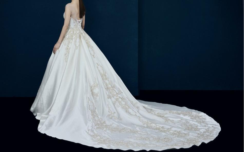 云想衣裳花想容 春风拂槛露华浓