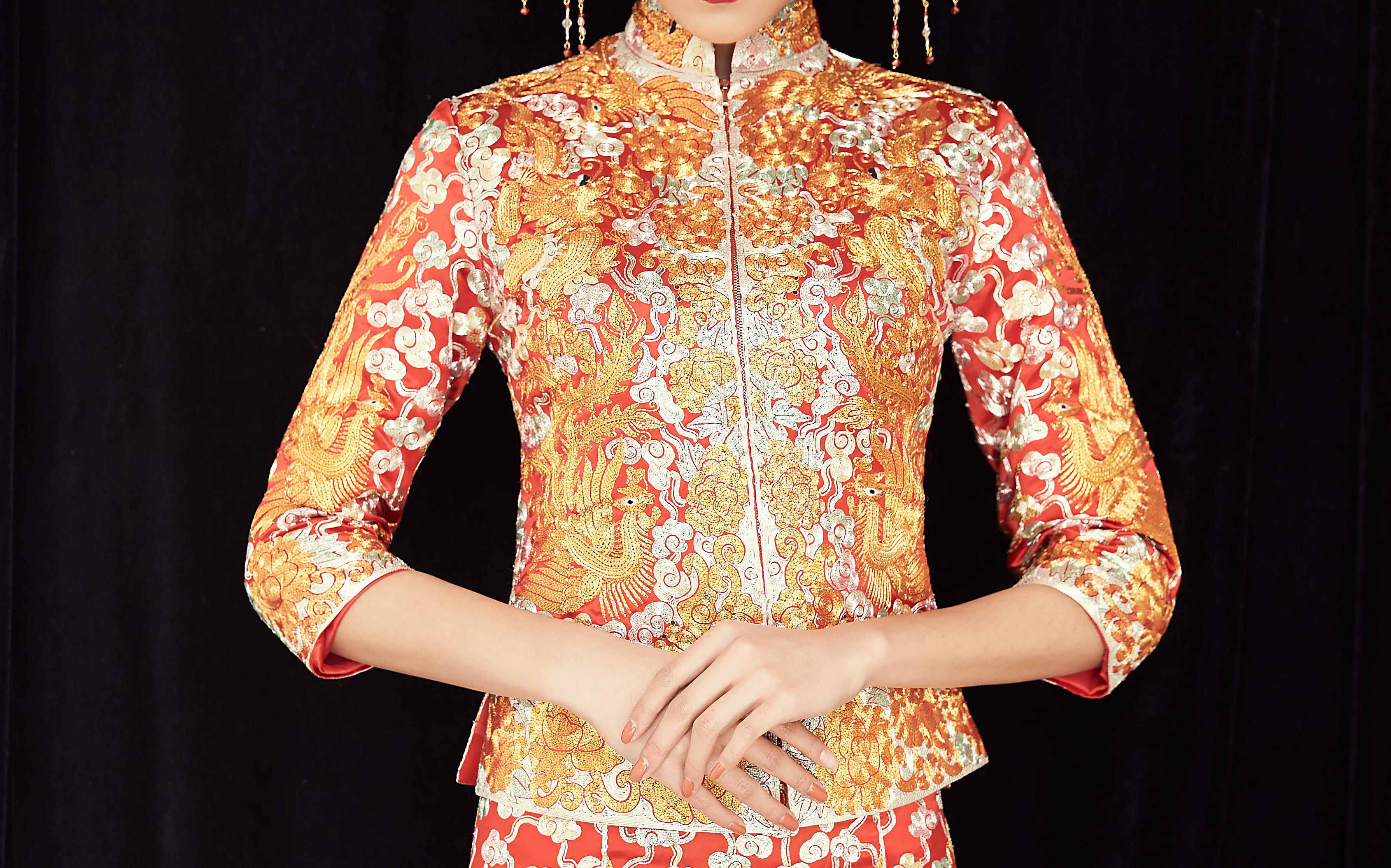 手绣龙凤褂加密大五福模特拍摄图