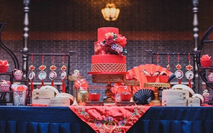 中式婚礼甜点台 双层主蛋糕以及若干品种甜点