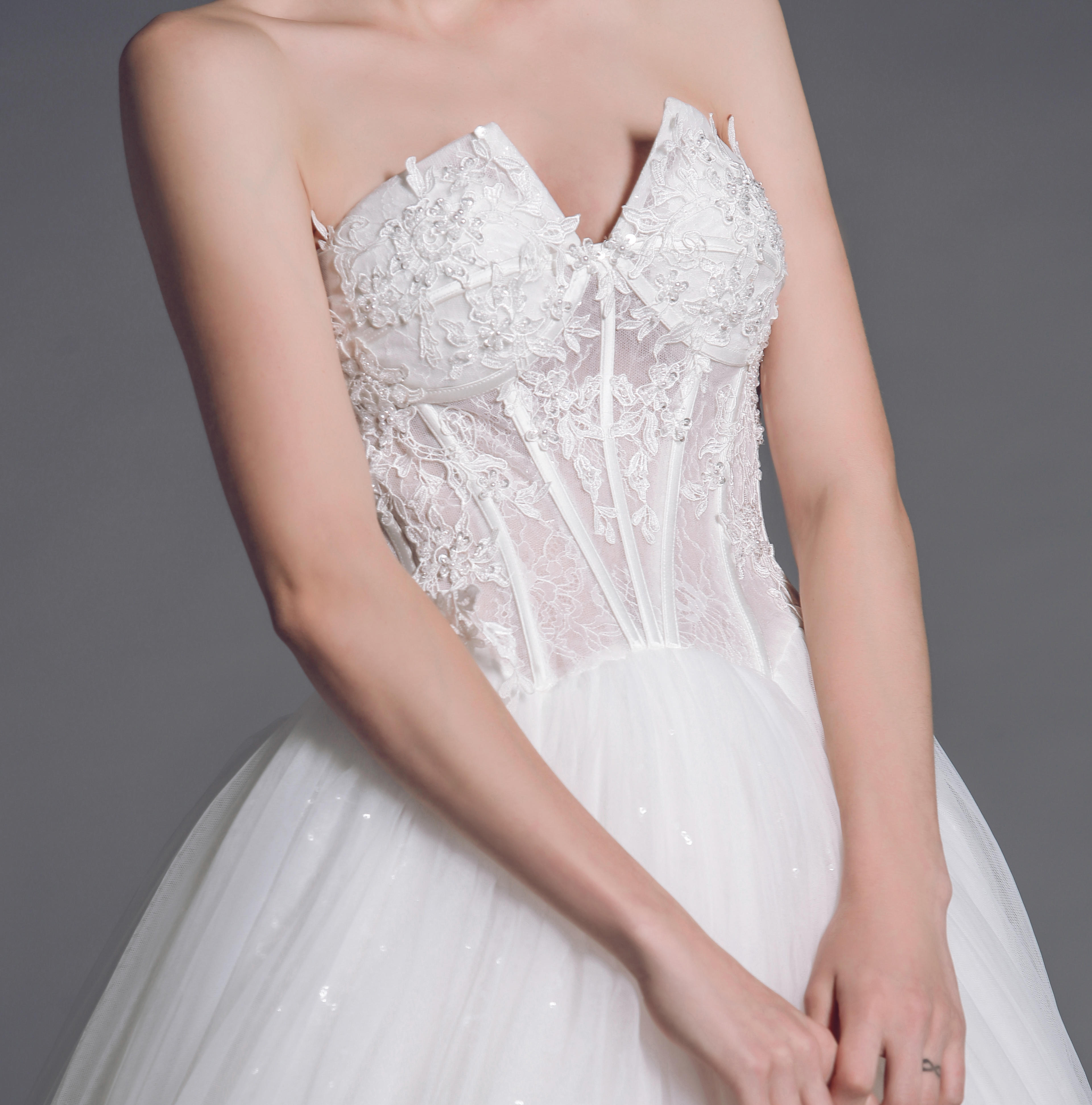 低调淡雅修身鱼骨设计抹胸出门纱