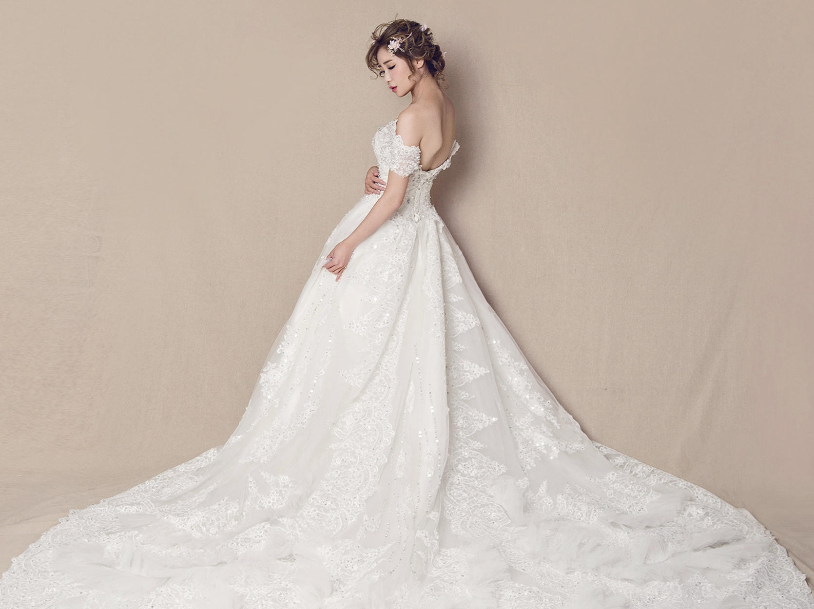 『A Queen』Crystal 婚纱套餐＋跟妆