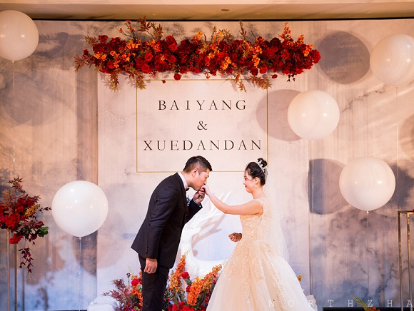 场地较小之选，红色香槟色，温馨婚礼