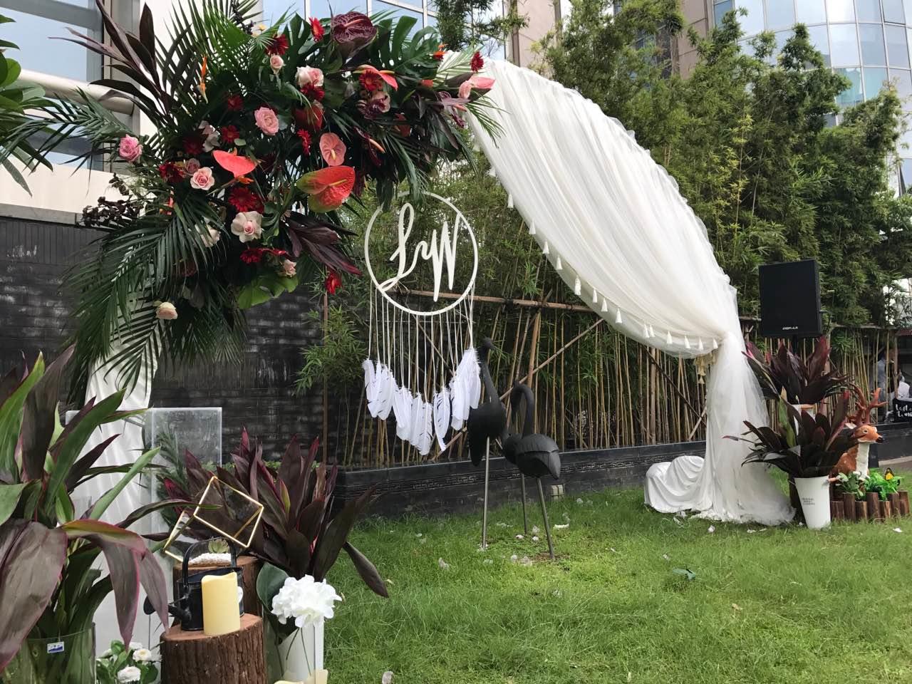 户外草坪铺梦网鲜花小型婚礼送席前回放