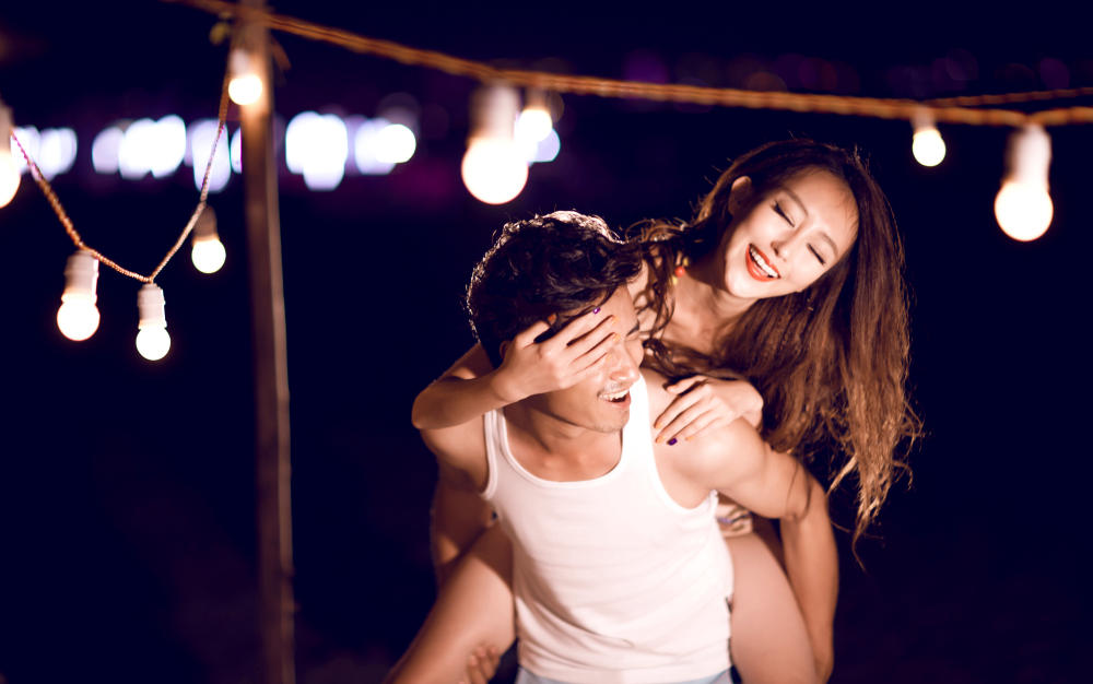 《黛茜婚纱摄影》包酒店+包送婚纱+包产品邮寄