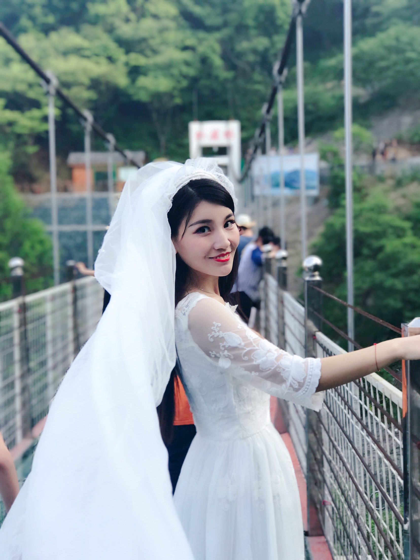 带上轻纱去旅拍 拖尾头纱+复古美纱回头率100%
