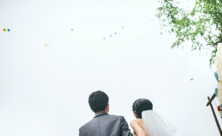 户外湖畔婚礼筹备经验 一同放飞气球