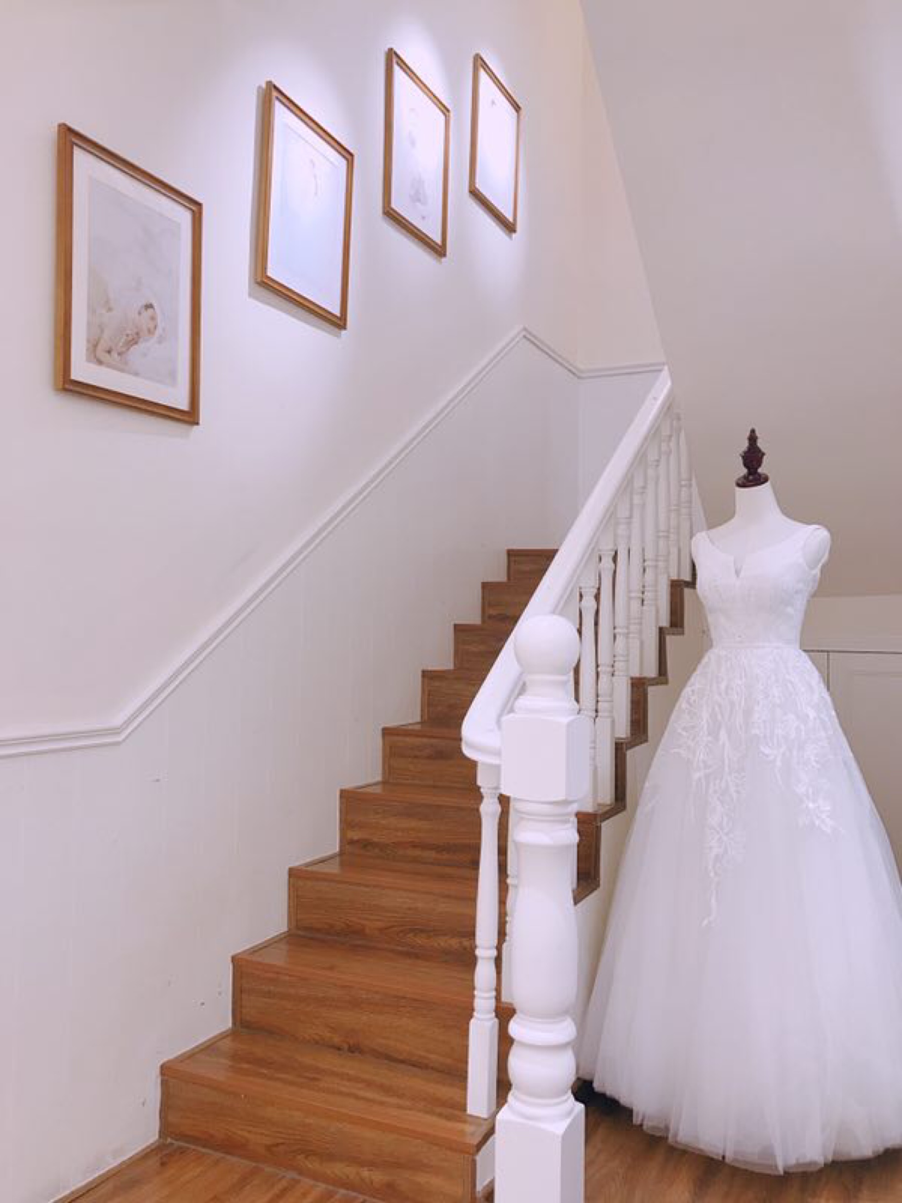 DRESS HOUSE