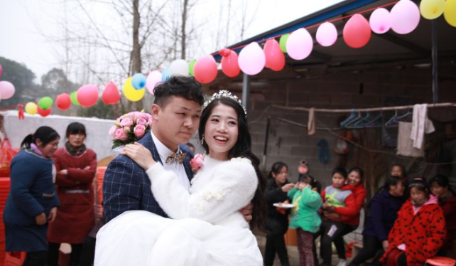 农村破院子办的婚礼 ，婆婆竟然还要跳广场舞