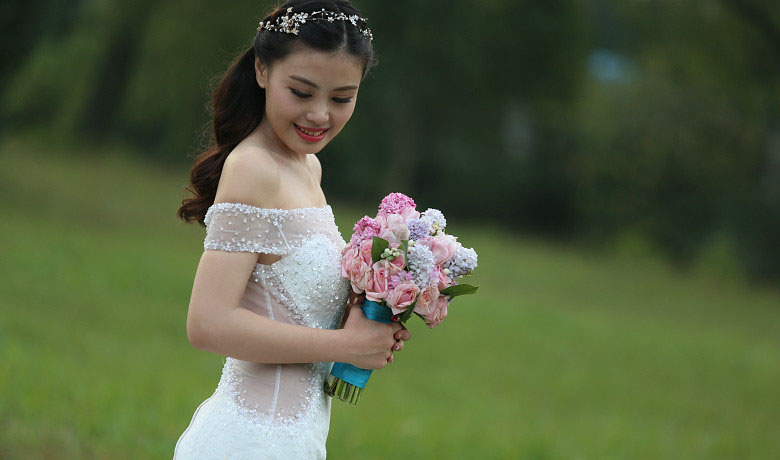 租了4套婚纱礼服 中式造型好亮眼