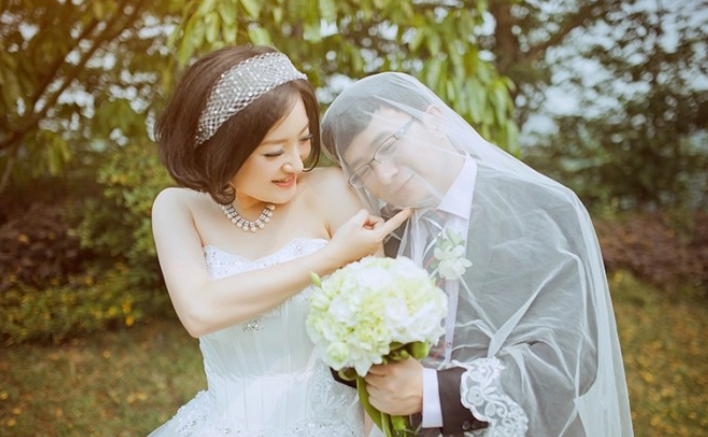 大女人小男人的草坪婚礼 跟我拍照老公秒变娇羞