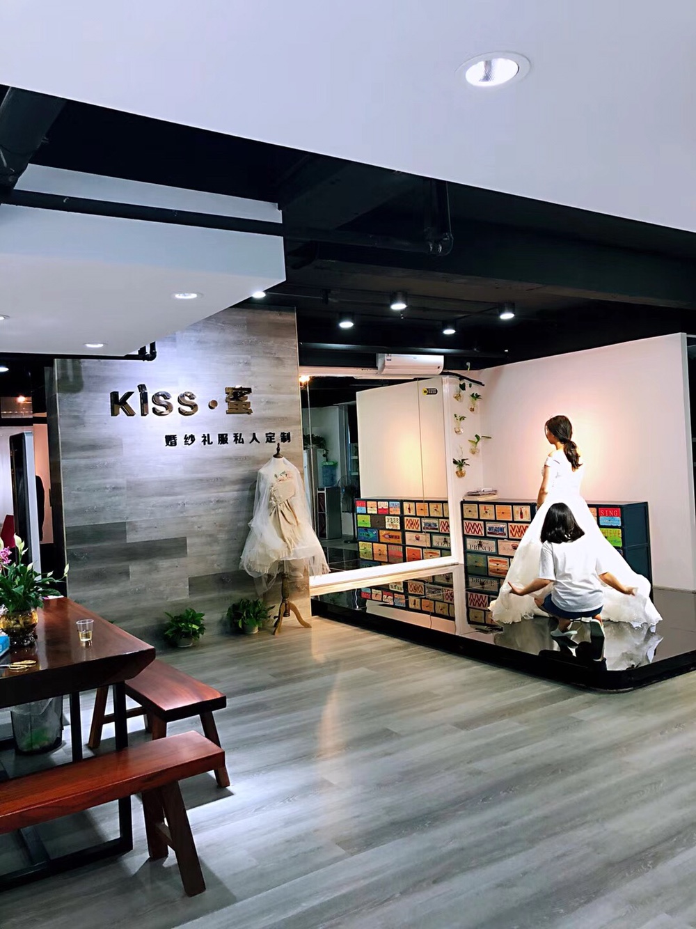 KISS蜜高级婚纱礼服私人定制