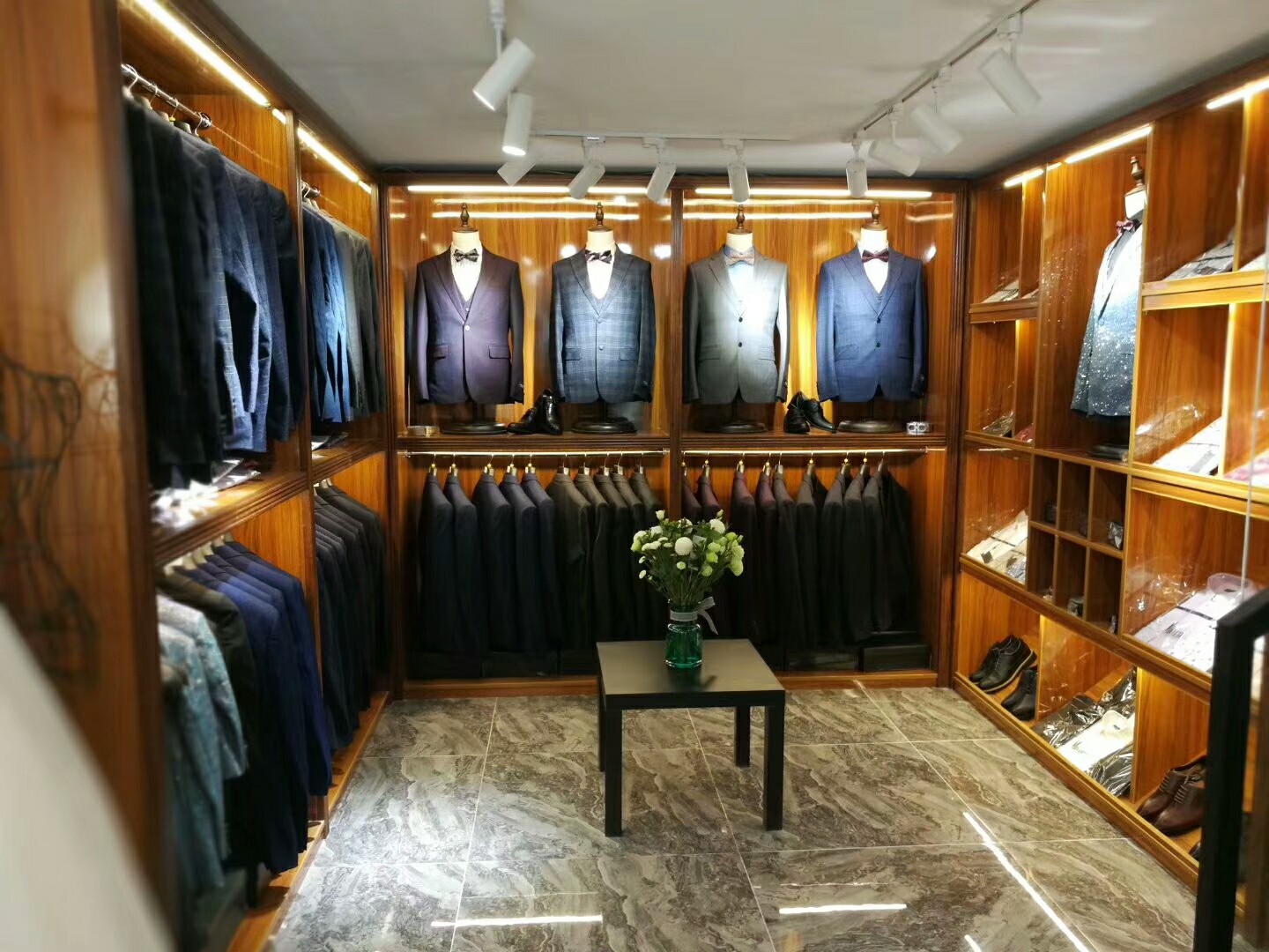 囍设计师品牌婚纱集合店