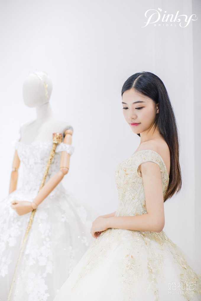 【明星新娘】同婚期新娘同台pk 这件绝对承包宾客目光！