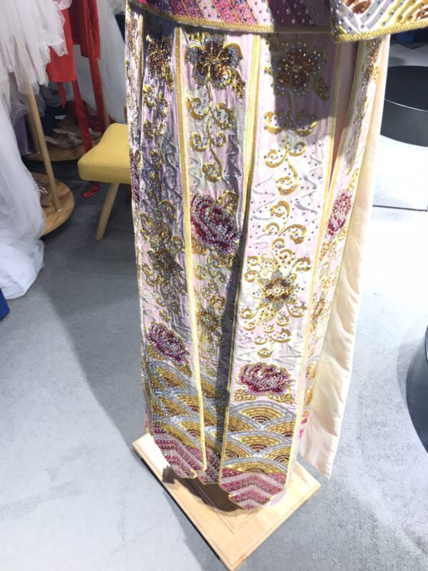 试纱记|18年穿什么最火？金色秀禾+袖纱鱼尾成亮点